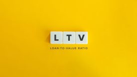 La mayoría de los prestamistas ofrecen a los solicitantes de hipotecas y de garantía hipotecaria la tasa de interés más baja posible cuando la relación LTV es del 80% o inferior.